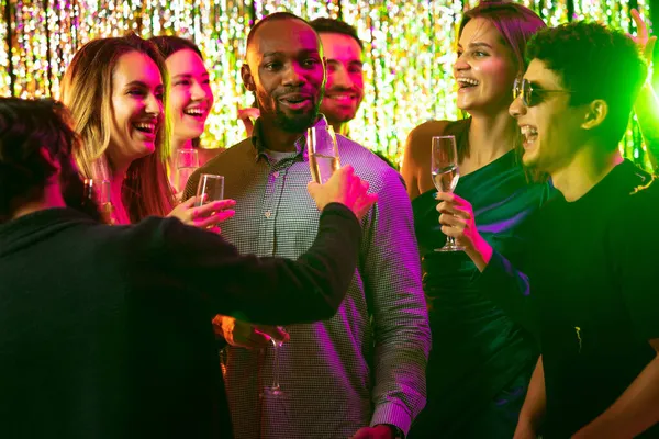 Feliz amigos alegres se divertindo juntos no clube noturno, celebrando aniversário, férias — Fotografia de Stock