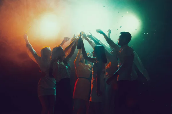 Grupo de jóvenes, gente activa en el club nocturno, fiesta bailando con luces de neón —  Fotos de Stock