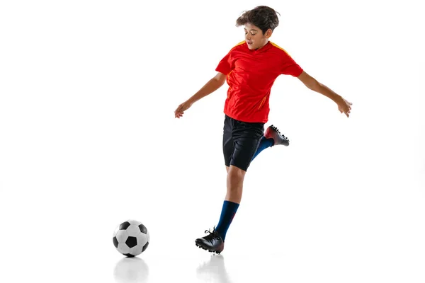 Retrato completo de niño, adolescente, futbolista profesional en movimiento, entrenamiento aislado sobre fondo blanco. Goteo —  Fotos de Stock