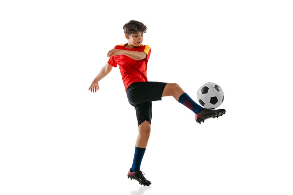 Teljes hosszúságú portré fiú, férfi focista edzés elszigetelt fehér háttérrel. Lábujj punt — Stock Fotó