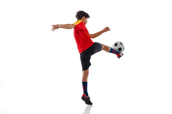 Ritratto a figura intera di ragazzo, calciatore di calcio maschile che si allena isolato su sfondo bianco. Punt della punta — Foto Stock