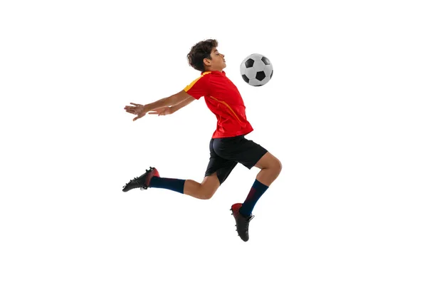 Portrait complet de garçon, adolescent, joueur de football professionnel en mouvement isolé sur fond blanc — Photo