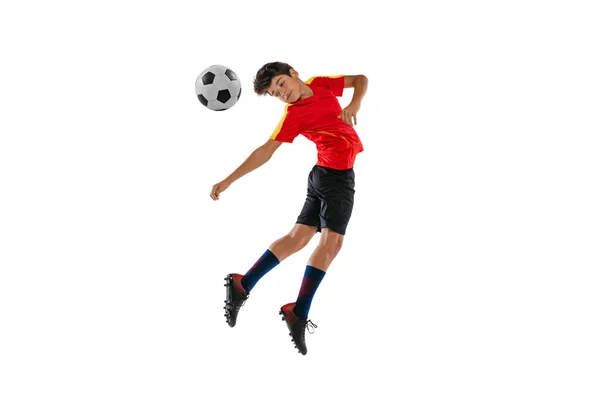 Retrato de menino, adolescente, jogador de futebol profissional em movimento, kincking uma bola com a cabeça isolada sobre fundo branco — Fotografia de Stock
