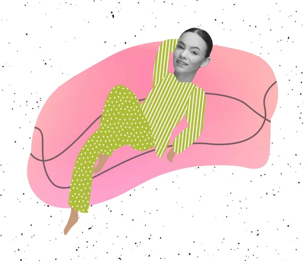 Сучасне мистецтво колаж усміхненої красивої дівчини з намальованим елементом тіла, що лежить на рожевому дивані — стокове фото
