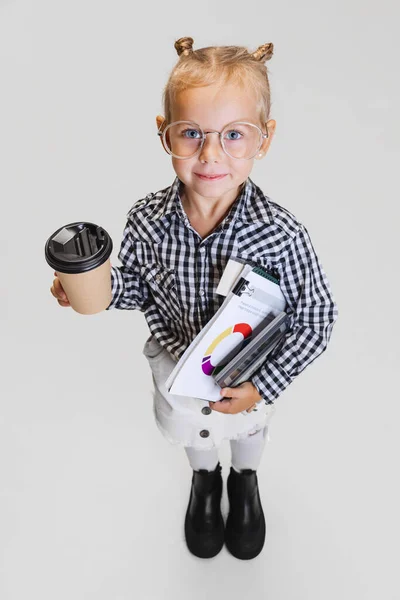 Portret upraw cute little girl w ubraniu casual i stylowe okulary izolowane na szarym tle — Zdjęcie stockowe