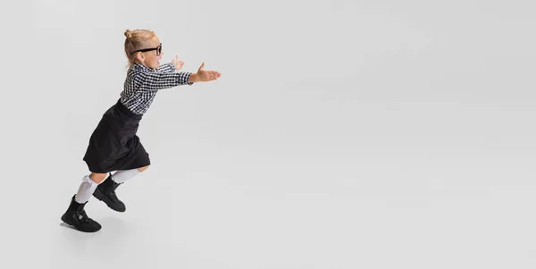 Περικοπή πορτρέτο του χαριτωμένο κοριτσάκι τρέχει απομονωμένο πάνω από γκρι φόντο. Φλάιερ — Φωτογραφία Αρχείου