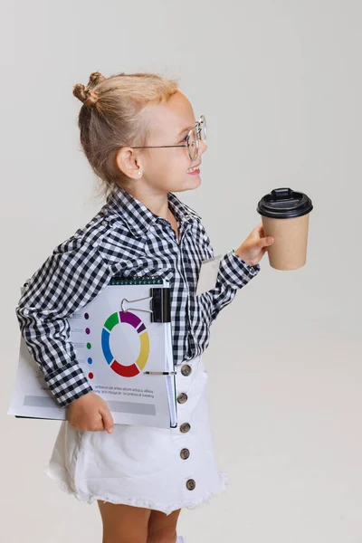 Przycięty widok z boku portret cute little girl w ubraniu casual i stylowe okulary izolowane na szarym tle — Zdjęcie stockowe
