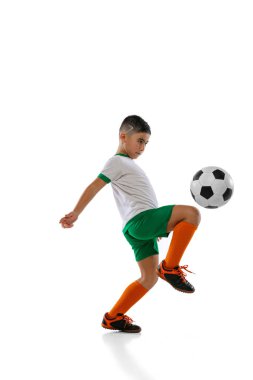 Çocuk, futbol oynayan çocuk ve beyaz arka planda izole edilmiş eğitimin tam boy portresi
