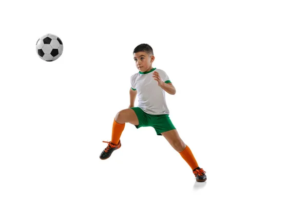 Retrato completo de menino, criança, jogador de futebol em treinamento uniforme com bola isolada sobre fundo branco. — Fotografia de Stock