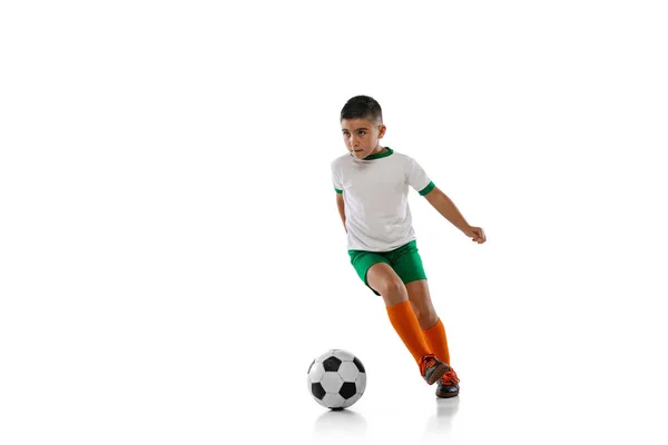 Retrato completo de menino, criança jogando futebol, treinamento isolado sobre fundo branco. Perfuração — Fotografia de Stock