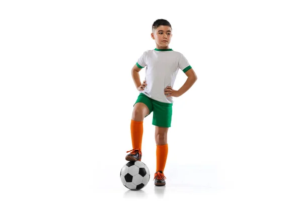 Ritratto a figura intera di ragazzo, bambino, calciatore in uniforme in posa con palla isolata su sfondo bianco. Difensore — Foto Stock