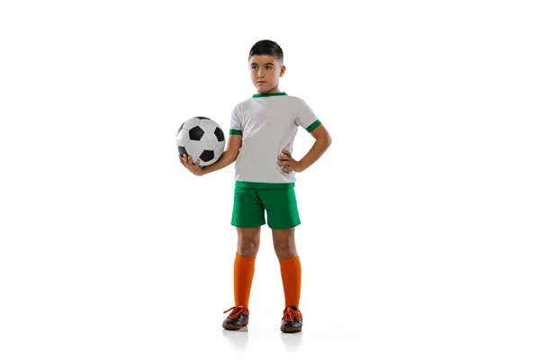 Ritratto a figura intera di ragazzo, bambino, calciatore in uniforme in posa con palla isolata su sfondo bianco. Portiere — Foto Stock