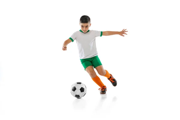 Retrato completo de menino, criança, jogador de futebol em treinamento uniforme isolado sobre fundo branco. Perfuração — Fotografia de Stock