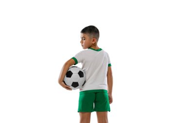 Kırpılmış arka plan portresi, beyaz arka plan üzerinde top ile poz veren çocuk, çocuk, futbol oyuncusu.