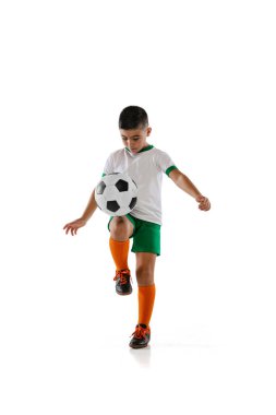 Çocuk, futbol oynayan çocuk ve beyaz arka planda izole edilmiş eğitimin tam boy portresi