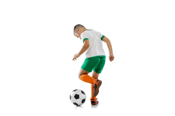 Ολο το μήκος πορτρέτο του αγοριού, του παιδιού, ποδοσφαιριστής σε ομοιόμορφη εκπαίδευση απομονώνονται σε λευκό φόντο. Ντρίμπλαρε. Πίσω όψη — Φωτογραφία Αρχείου