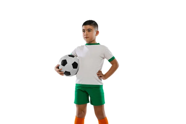 Περικοπή πορτρέτο του αγοριού, παιδί, ποδοσφαιριστής με στολή ποζάρουν με μπάλα απομονώνονται σε λευκό φόντο. — Φωτογραφία Αρχείου