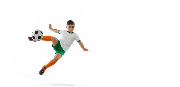 Retrato completo de menino, criança jogando futebol, treinamento isolado sobre fundo branco. Chutando bola em um salto. Folheto — Fotografia de Stock