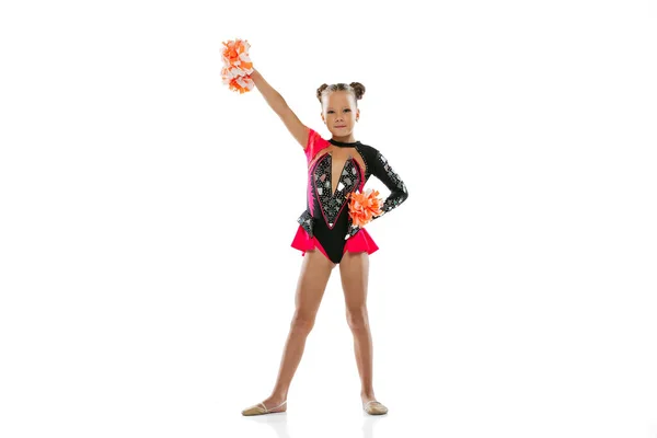 Retrato de comprimento total da menina, treinamento infantil cheerleading isolado sobre fundo branco — Fotografia de Stock