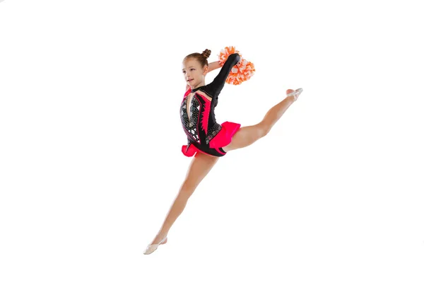 Retrato completo de menina, treinamento infantil cheerleading, pulando no fio isolado sobre fundo branco — Fotografia de Stock
