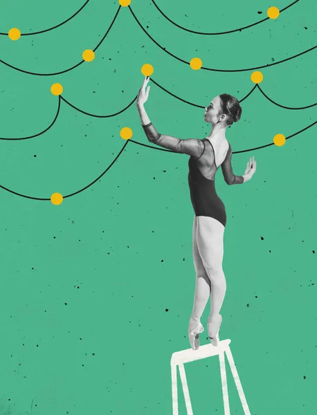 Współczesna sztuka kolaż przetargu baleriny co dekoracje ze światłami izolowane na zielonym tle. Koncepcja Bożego Narodzenia i Nowego Roku — Zdjęcie stockowe