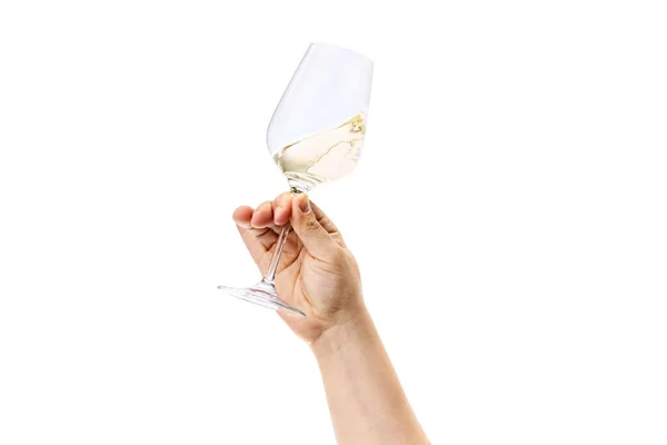 Image recadrée d'un homme tenant un verre avec du vin blanc isolé sur fond blanc — Photo