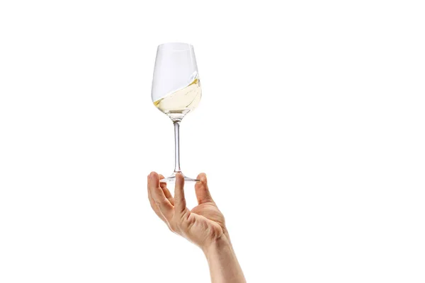 Imagem recortada de mão masculina segurando vidro com vinho branco isolado sobre fundo branco — Fotografia de Stock