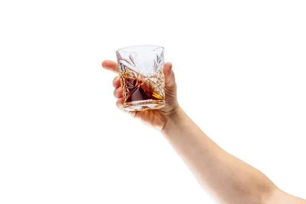 Immagine ritagliata di mano maschile che tiene il bicchiere con whisky o rum isolato su sfondo bianco — Foto Stock