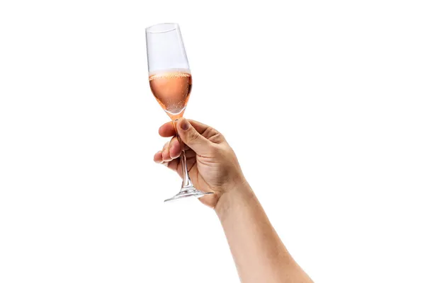 Обрезанное изображение мужской руки с бокалом розового вина на белом фоне — стоковое фото