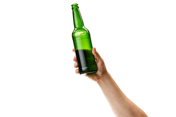 Gewassen beeld van mannelijke hand holding fles lager bier geïsoleerd over witte achtergrond — Stockfoto