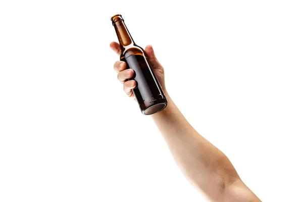 Image recadrée d'un homme tenant une bouteille de bière noire isolée sur fond blanc — Photo