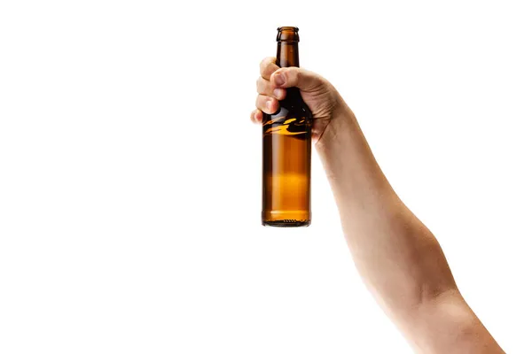 Image recadrée d'un mâle tenant une bouteille de bière blonde isolée sur fond blanc — Photo