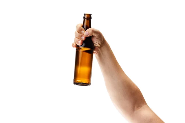 Immagine ritagliata di mano maschile bottiglia di birra lager isolato su sfondo bianco — Foto Stock