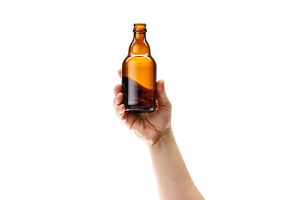 Vágott kép férfi kéz gazdaság üveg erős alkohol ital, sör izolált fehér háttér — Stock Fotó