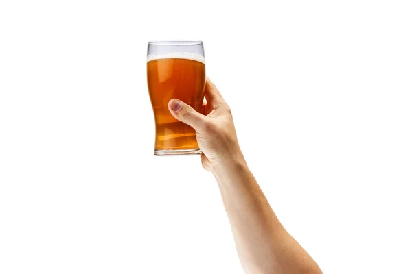 Vágott kép férfi kézfogás üveg világos habos sör elszigetelt fehér háttér — Stock Fotó