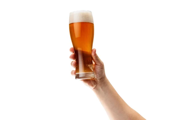 Image recadrée d'un homme tenant un verre de bière mousseuse lager isolé sur fond blanc — Photo