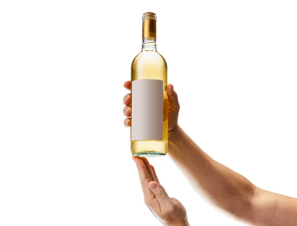 Обрізане зображення чоловічої руки, що тримає пляшку білого вина ізольовано на білому тлі — стокове фото