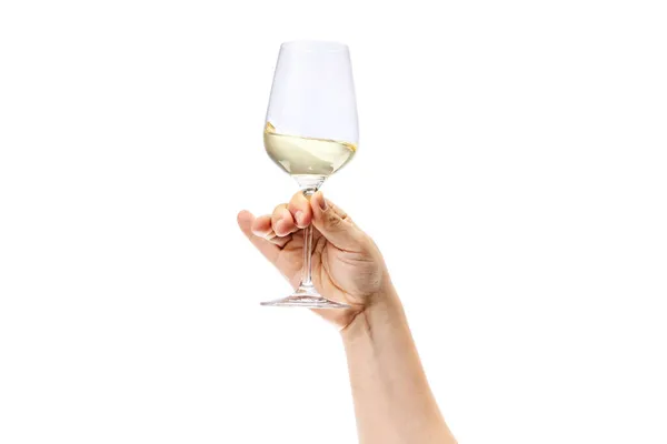 Image recadrée d'un homme tenant un verre avec du vin blanc isolé sur fond blanc — Photo