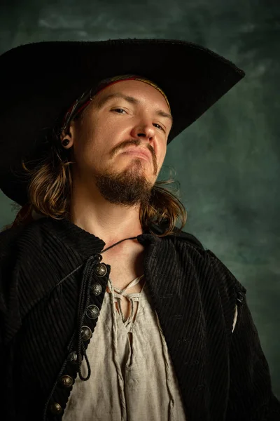 Обрезанный портрет жестокого человека, Медейваль пират в шляпе изолированы на темном фоне. — стоковое фото