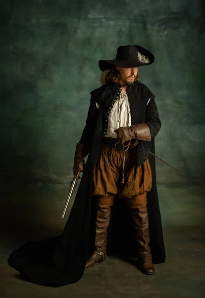 Ολο το μήκος πορτρέτο του βάναυσου ανθρώπου, Medeival πειρατής σε vintage κοστούμι με πιστόλι, όπλο απομονώνονται σε σκούρο φόντο. — Φωτογραφία Αρχείου