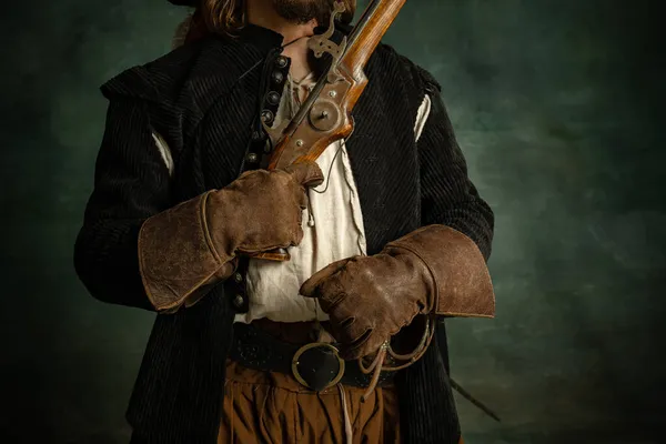 Imagen recortada de traje de pirata vintage con pistola, pistola aislada sobre fondo oscuro — Foto de Stock