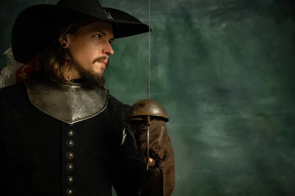 Portrait d'homme brutal et horrible, pirate medeival en costume vintage tenant l'épée isolée sur fond sombre. Duel — Photo