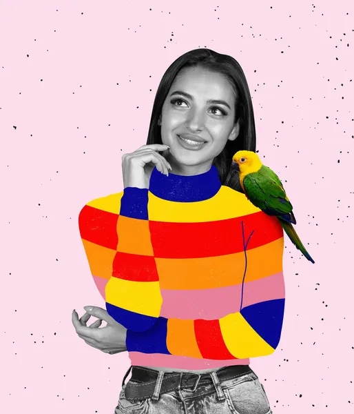 Сучасне мистецтво колаж молодої красивої жінки в барвистому светрі з милим папугою ізольовано на рожевому фоні — стокове фото