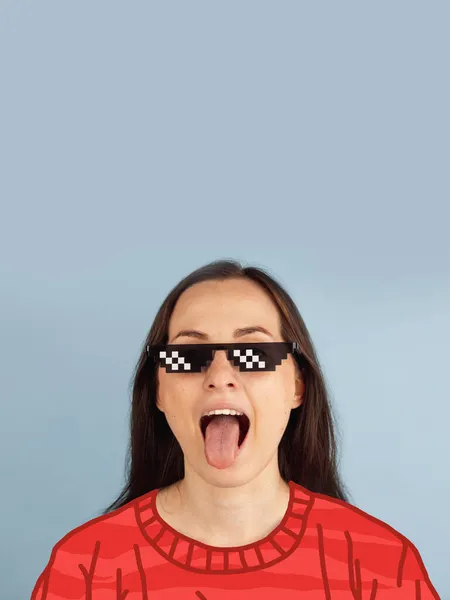 Colagem de arte contemporânea de bela jovem em óculos de pixel usando suéter vermelho desenhado isolado sobre fundo azul. Conceito de férias de inverno — Fotografia de Stock