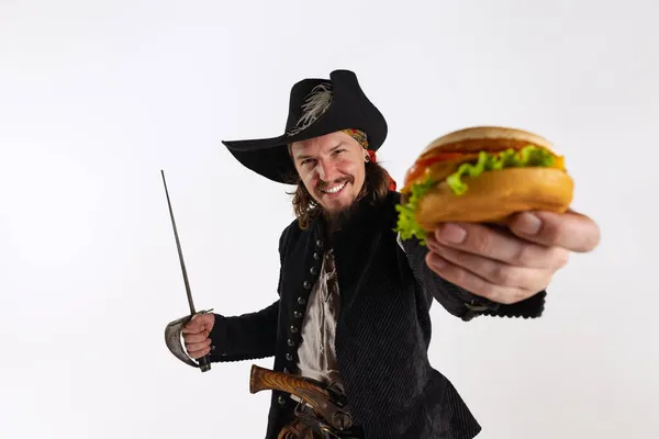 Vágott portré brutális ember, kalóz vintage ruha karddal javaslatot burger elszigetelt fehér háttér — Stock Fotó