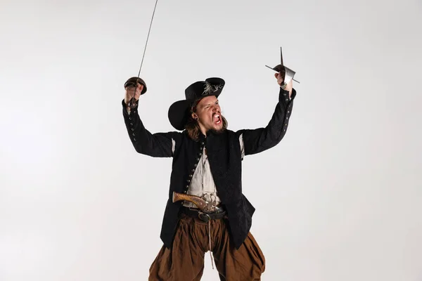 Retrato de hombre brutal, aterrador, pirata en traje vintage levantando espadas aisladas sobre fondo blanco. Listo para luchar — Foto de Stock