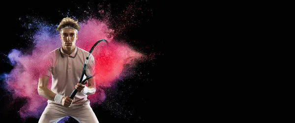 Kreatív kollázs fiatal férfi, profi teniszező képzés elszigetelt színes por robbanás fekete háttérrel. Szórólap — Stock Fotó