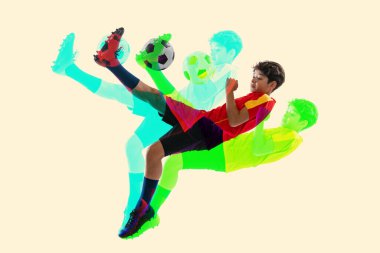 Yaratıcı kolaj, küçük çocuk, genç, futbolcu eğitimi beyaz arka planda izole edilmiş. Arıza ve duotin etkisi