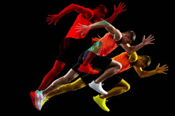 Творчий колаж людини, професійний спортсмен, бігун ізольований на чорному тлі. Ефект глюка і дуотину — стокове фото
