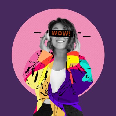 Çağdaş sanat kolajı, kulaklıklı, renkli elbiseli, mor çember dizaynı ile izole edilmiş, mor arka planda şık bir kız.